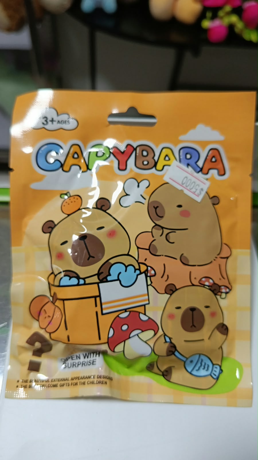 MUÑECO CON SORPRESA CAPIBARA