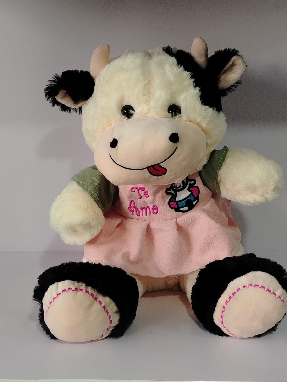 PELUCHE VACA SENTADA CON VESTIDO 35cms
